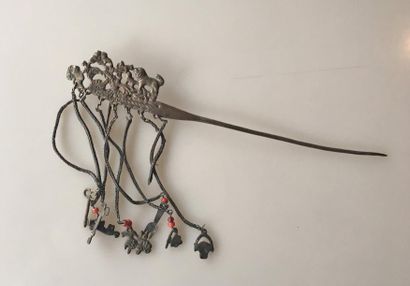 FIBULE en argent à décor de chiens et oiseau...