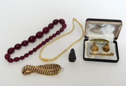 Lot de BIJOUX fantaisie comprenant colliers,...