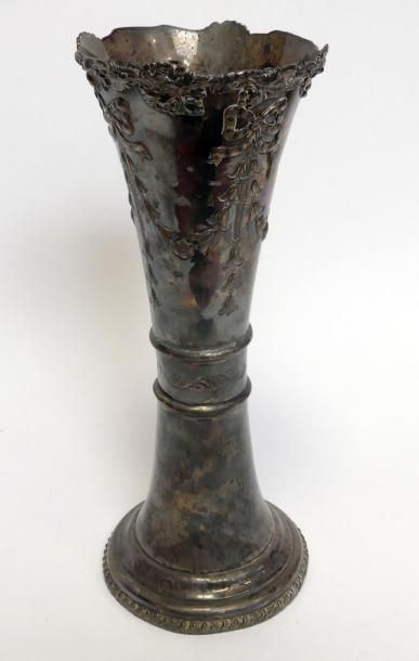 VASE en métal argenté à déor de guirlandes...