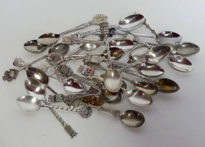 Ensemble de CUILLERS de collection.