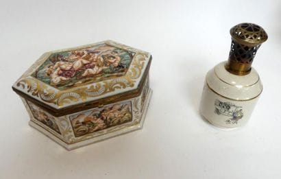 Importante BOÎTE en faïence à décor d'angelots...