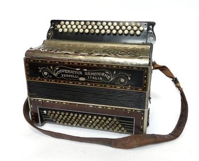 VERCELLI, Italie. ACCORDEON en bois noirci...