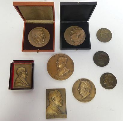 Lot de 8 médailles de table ou plaques.
