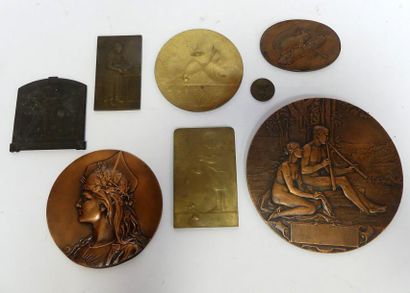 Lot de 8 médailles de table ou plaques.