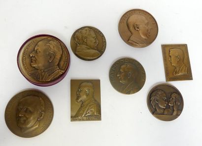 Lot de 8 médailles de table ou plaques.