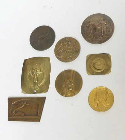 Lot de 8 médailles de table ou plaques.