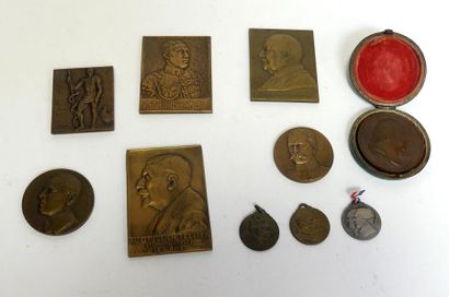 Lot de 10 médailles de table ou plaques.