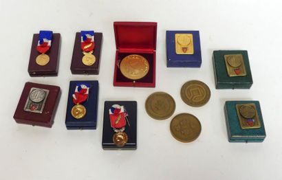 Lot de 12 médailles de table ou plaques.