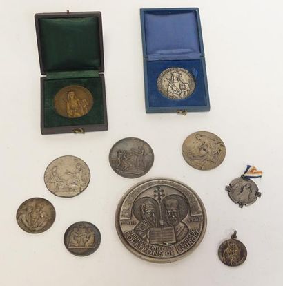Lot de 10 médailles de table ou plaques.