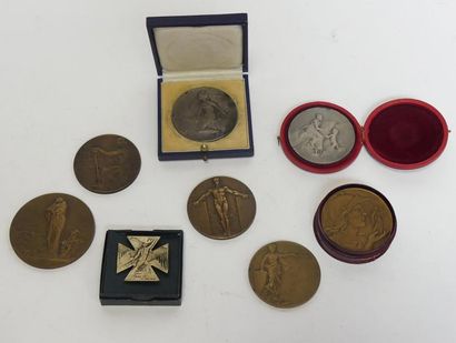 Lot de 8 médailles de table ou plaques.