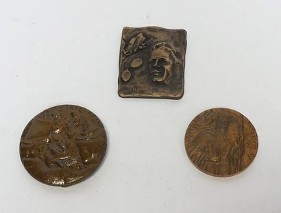 Lot de 3 médailles de table ou plaques.