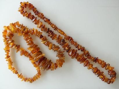 DEUX COLLIERS en ambre