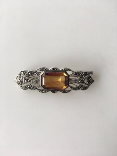 BROCHE en argent sertie d'une pierre fine...