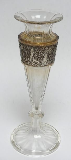 Une vase en cristal, le corps taillé à pans,...