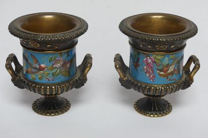 Une paire de petits VASES Médicis en bronze,...