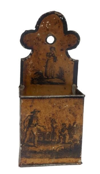 Un PORTE ALLUMETTES en tôle, à décor en grisaille...