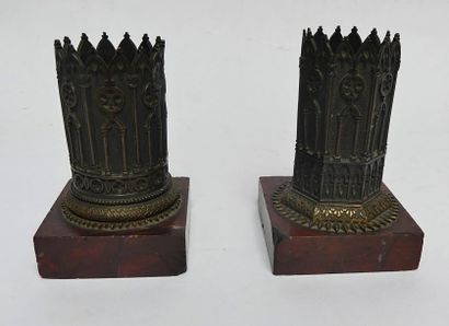 Deux BASES de PHOTOPHORES en bronze, décor...