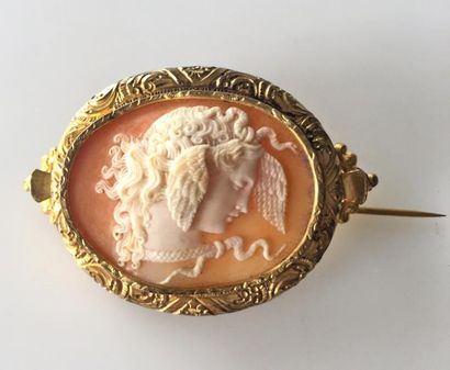 BROCHE en pomponne orné d'un beau camée coquille...
