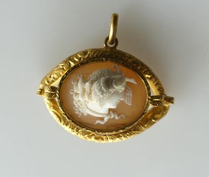 PENDENTIF en pomponne orné d'un camée coquile...