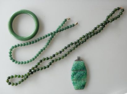 DEUX COLLIERS et un JONC en jadeite, et PENDENTIF...
