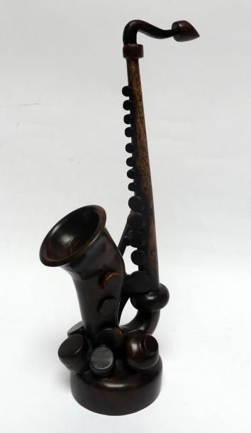 Sujet en bois naturel figurant un saxophone,...