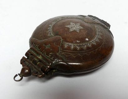 BOITE à BETEL en bronze et argent niellé....