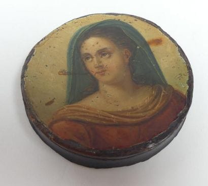 BOITE ronde en bois noirci, à décor d'une...