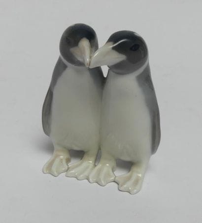 COPENHAGUE. Couple de manchots en porcelaine....