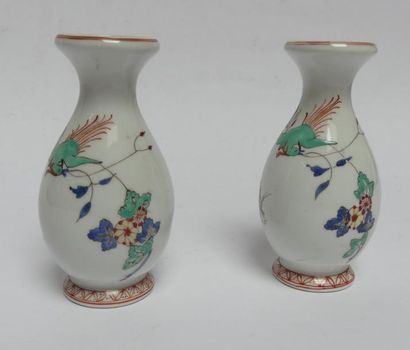 LIMOGES pour CHANTILLY. Paire de VASES en...