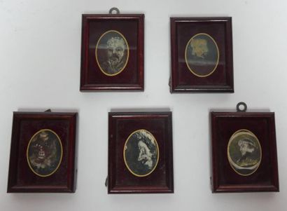 Suite de cinq petits portraits peints. 