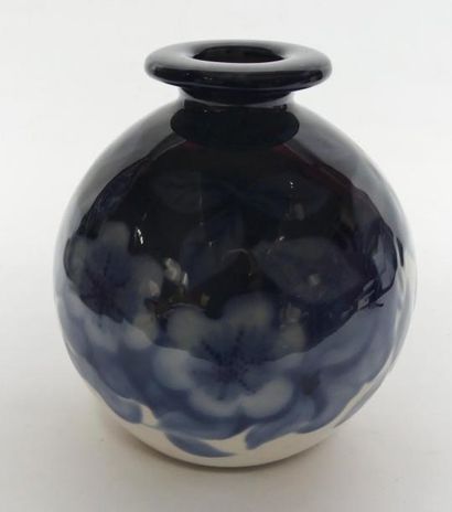 THARAUD à LIMOGES. Vase boule en céramique...