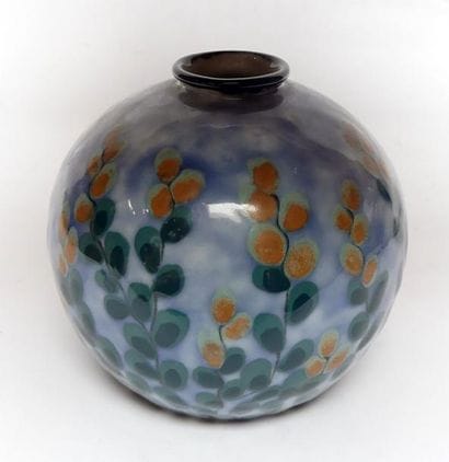 THARAUD à LIMOGES. Vase boule en porcelaine...