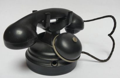 Téléphone en bakélite noir, en l'état. 