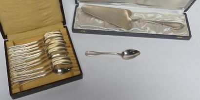 Douze PETITES CUILLERS en métal argenté modèle...