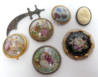 Un lot de broches en porcelaine de Limoges,...