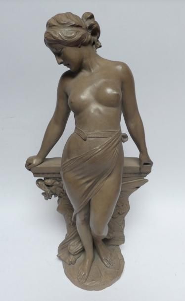 Sujet en terre cuite figurant une femme drapée....