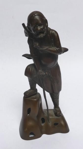 Sujet en bronze figurant un homme à la canne....