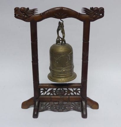 Cloche tibétaine sur son support. H. 50 cm....