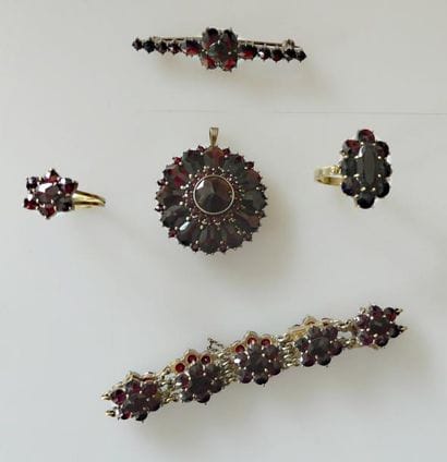 BRACELET en vermeil et grenat, BROCHE au...