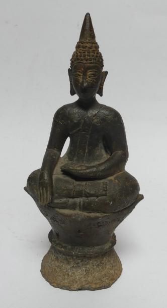 Statuette en bronze. Travail thaïlandais....