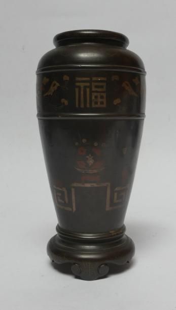 VASE en bronze à décor peint de motifs floraux....