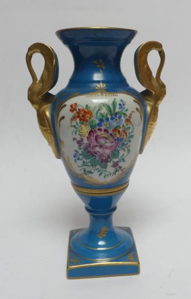 VASE en porcelaine turquoise et or, à décor...
