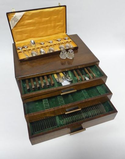 COFFRET de MENAGERE en placage d'acajou (craquelure...