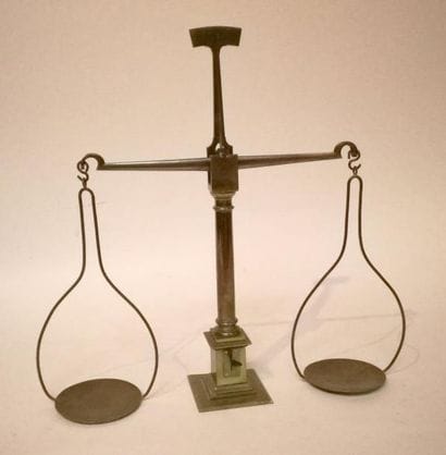 BALANCE en bronze à deux plateaux. 