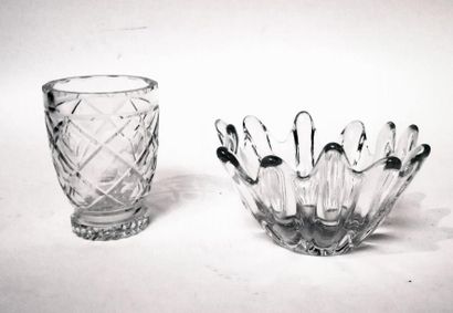 SAINT-LOUIS. VASE en cristal taillé de pastilles...