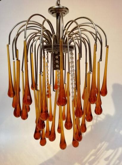 LUSTRE en métal doré, pendeloques en forme...