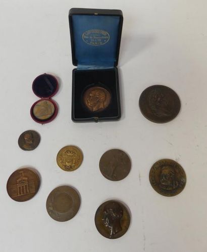 Lot de 9 médailles de table