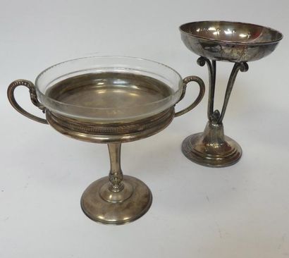 Deux CENTRES de TABLE en métal argenté dont...