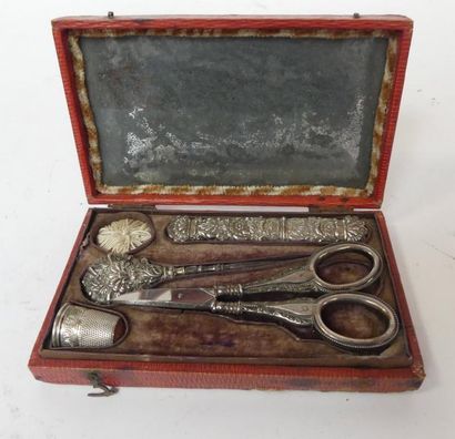ETUI de couturière, les ciseaux rapportés....