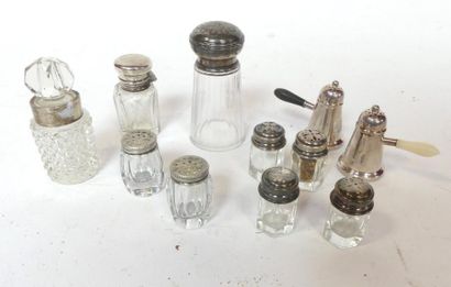 Lot de divers salerons et flacons en cristal...
